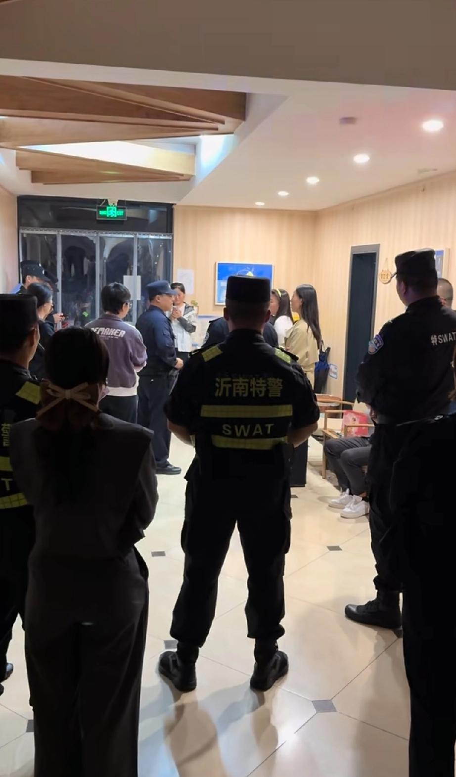 近日沂南县，米格派森幼儿园，老师虐童。家长报警后上门调查。家长称幼儿园老师暴力教