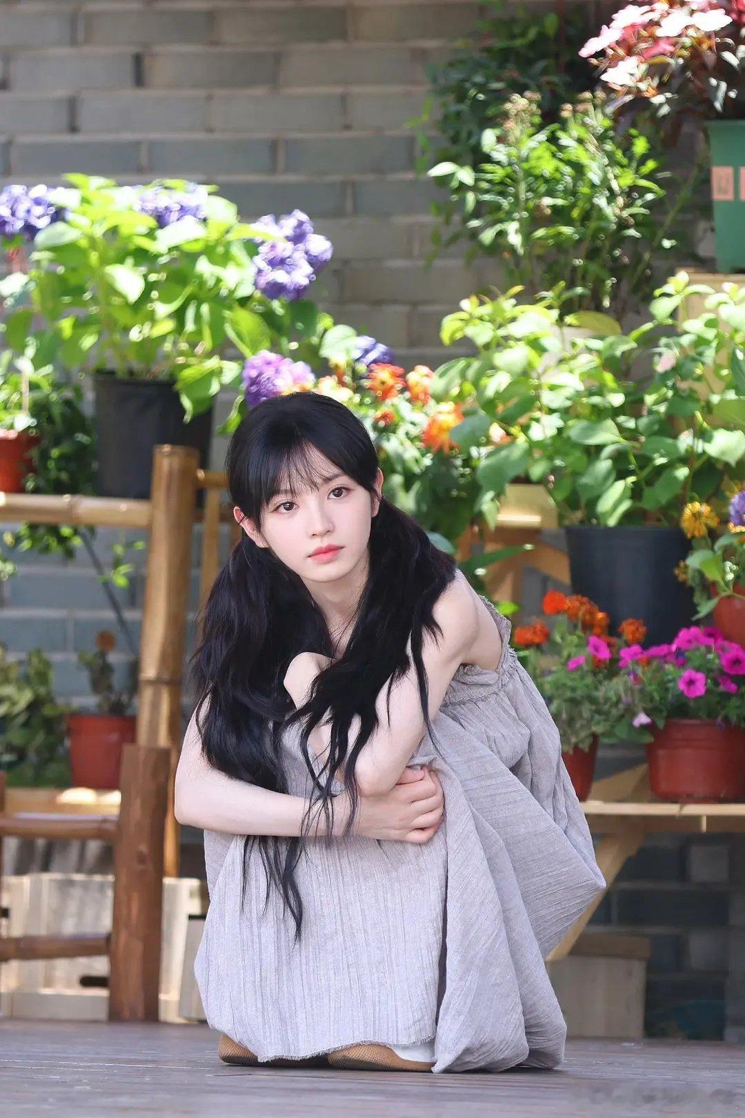 田曦薇明明是挺高的，但是她的脸看起来真的很甜美，所以蹲下来的时候整个人看起来很小