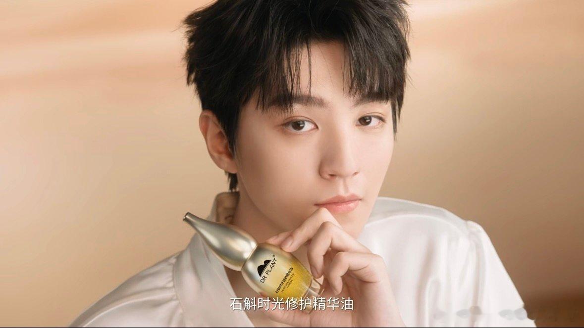 王俊凯说时光从少数人从会辜负认真的人 有些故事褪色了，有些故事沉淀了。王俊凯守住