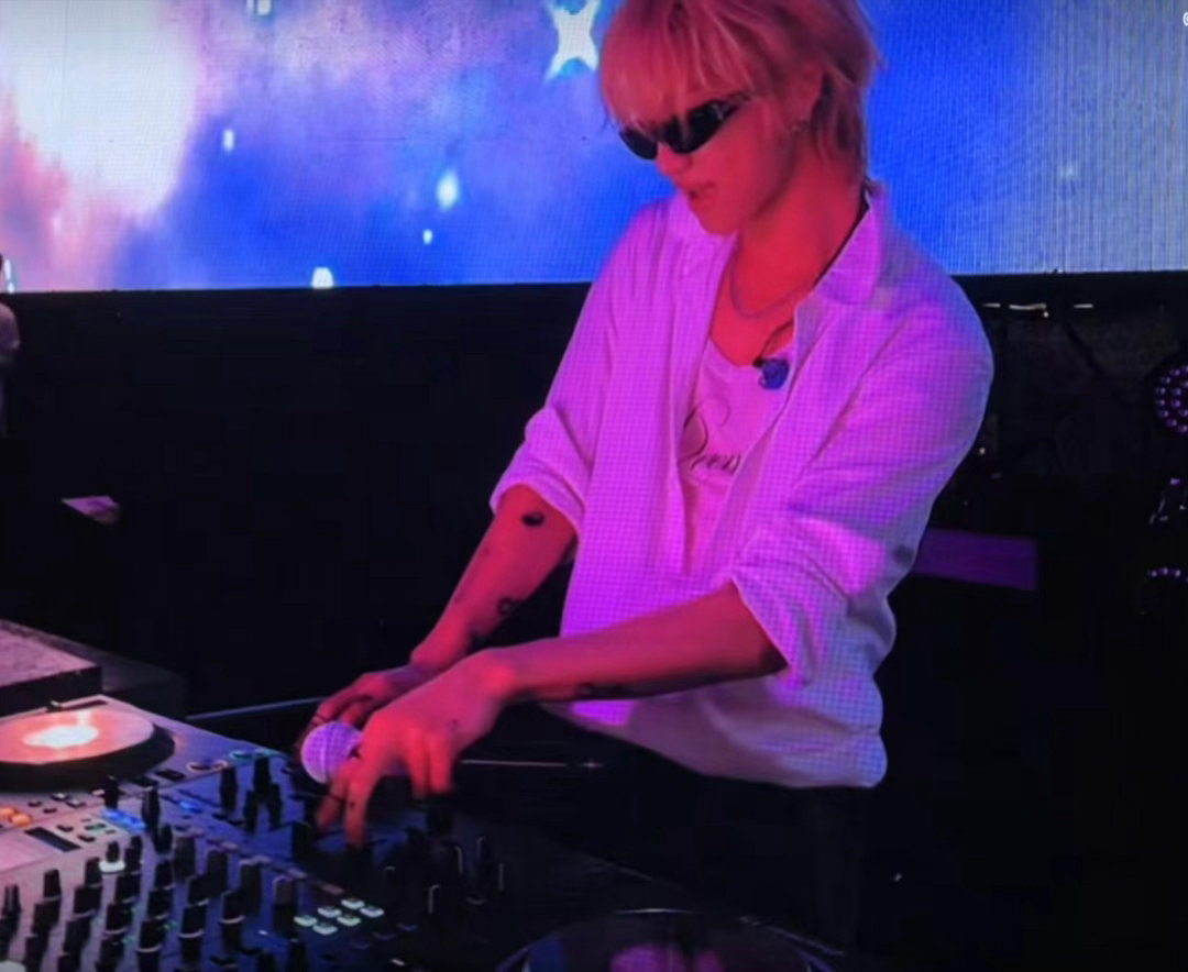 徐明浩音乐节DJ打碟 徐明浩这段打碟视频我已经循环十遍了。不是因为他帅，当然他确