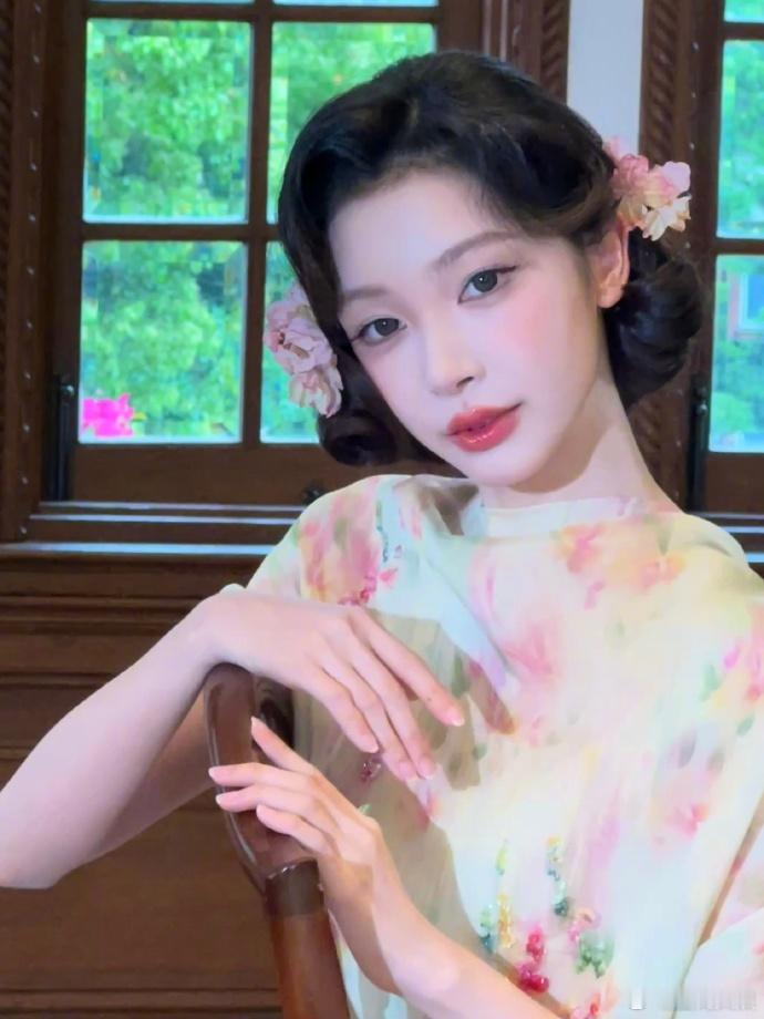 易梦玲最新路拍、 易梦玲民国贵女风造型民国贵女既视感！易梦玲最新路拍，造型与气质
