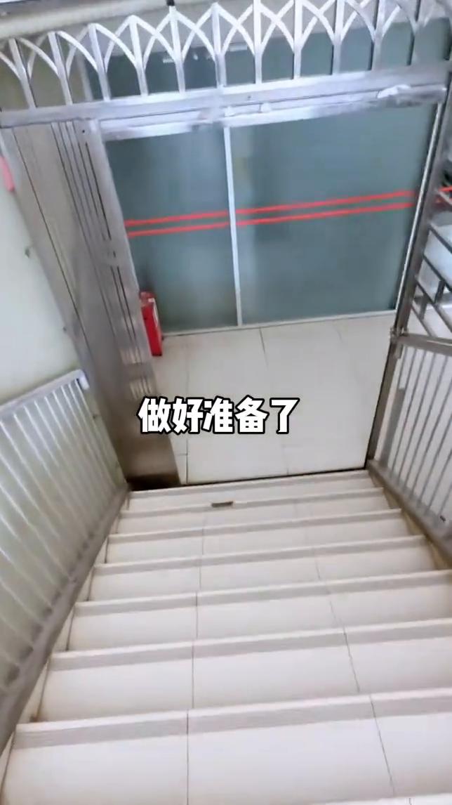 今天毕业了，悄悄吓班主任。好纠结，好犹豫，不纠结了，做好准备了。人呢？《原来你们