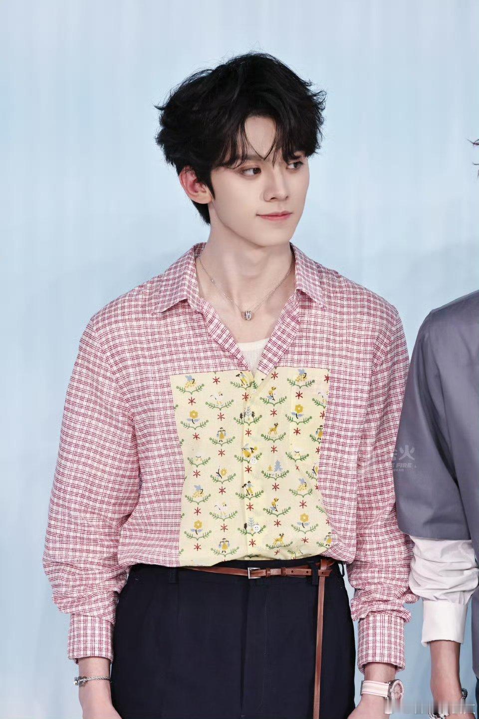 左航ELLE粉色格子衬衫配左航，甜酷氛围拉满了[比耶][比耶][比耶] 甜酷小猫