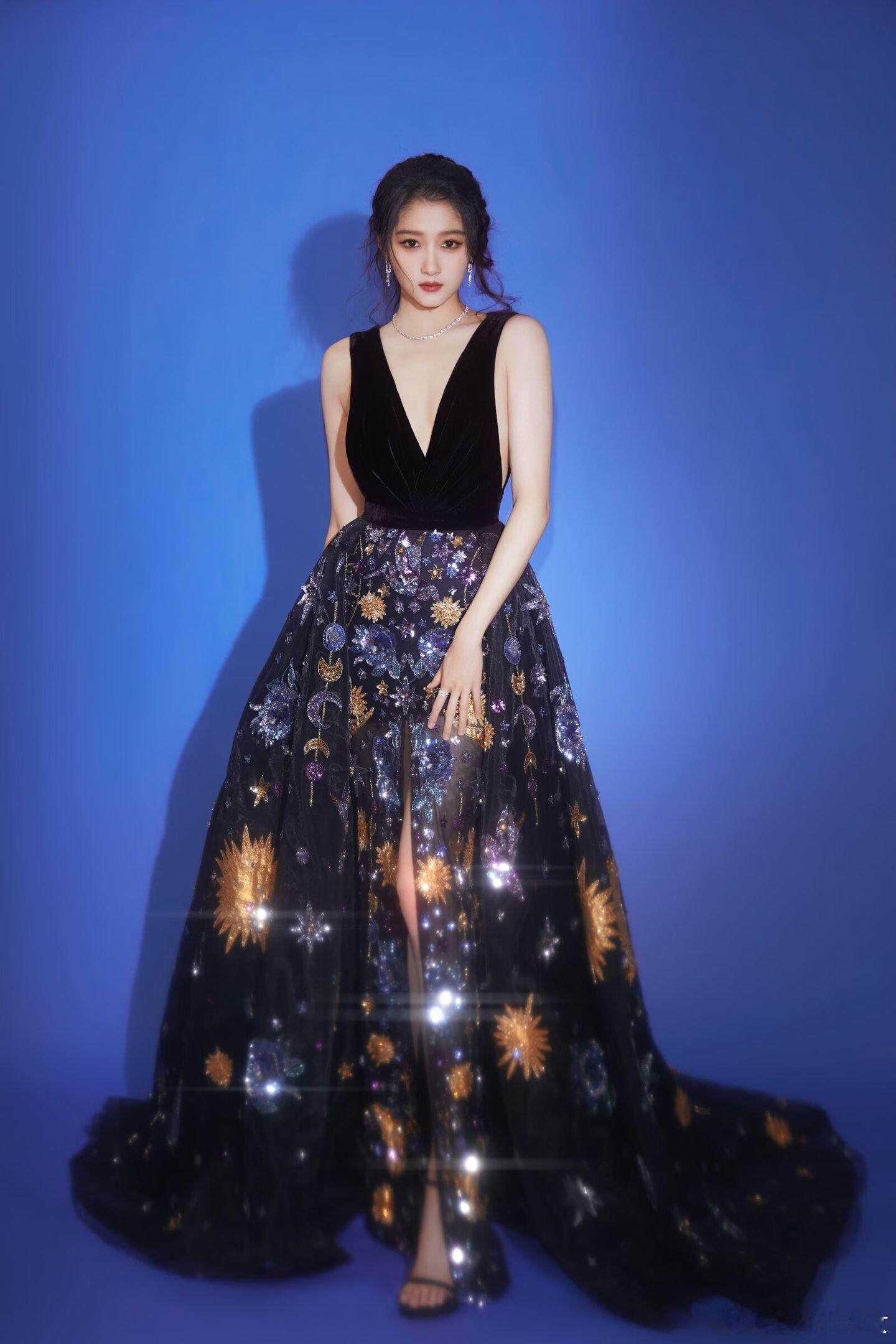 关晓彤 甜御兼备的大美女关晓彤，五官立体精致，气质可甜可飒，自带柔光滤镜，颜值与