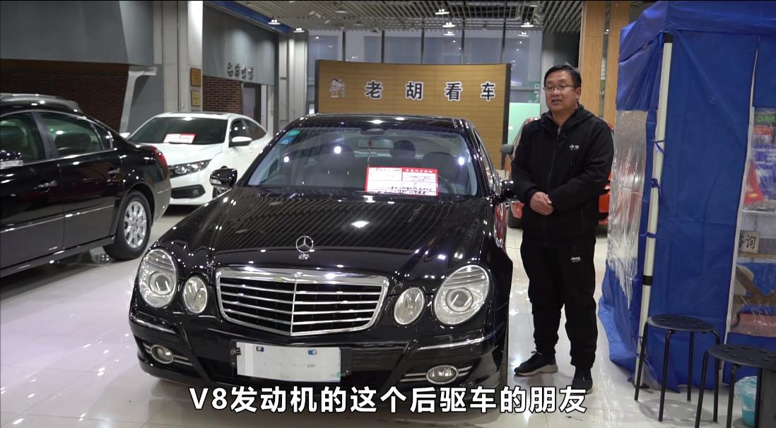 今天给大家介绍一款大排量的自吸的奔驰E级车，奔驰E500，现在看奔驰最高配也就是