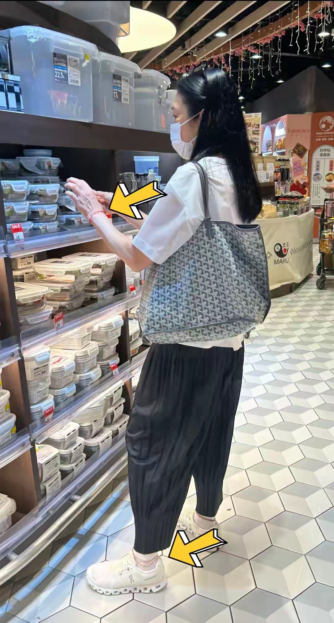 刘德华的妻子朱丽倩在香港逛超市，她很少抛头露面，60岁的朱丽倩头发乌黑，她的背影
