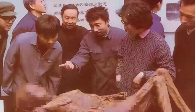 1994年，湖北一古墓被盗，专家们从中发现一具女尸，当看到女尸样貌后，众人顿时怒