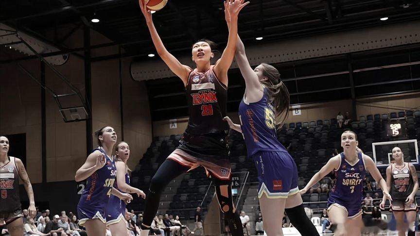 凤凰新闻【中国女版大魔王！韩旭爆砍25分14板4帽，统治澳篮带队进决赛】中国女版