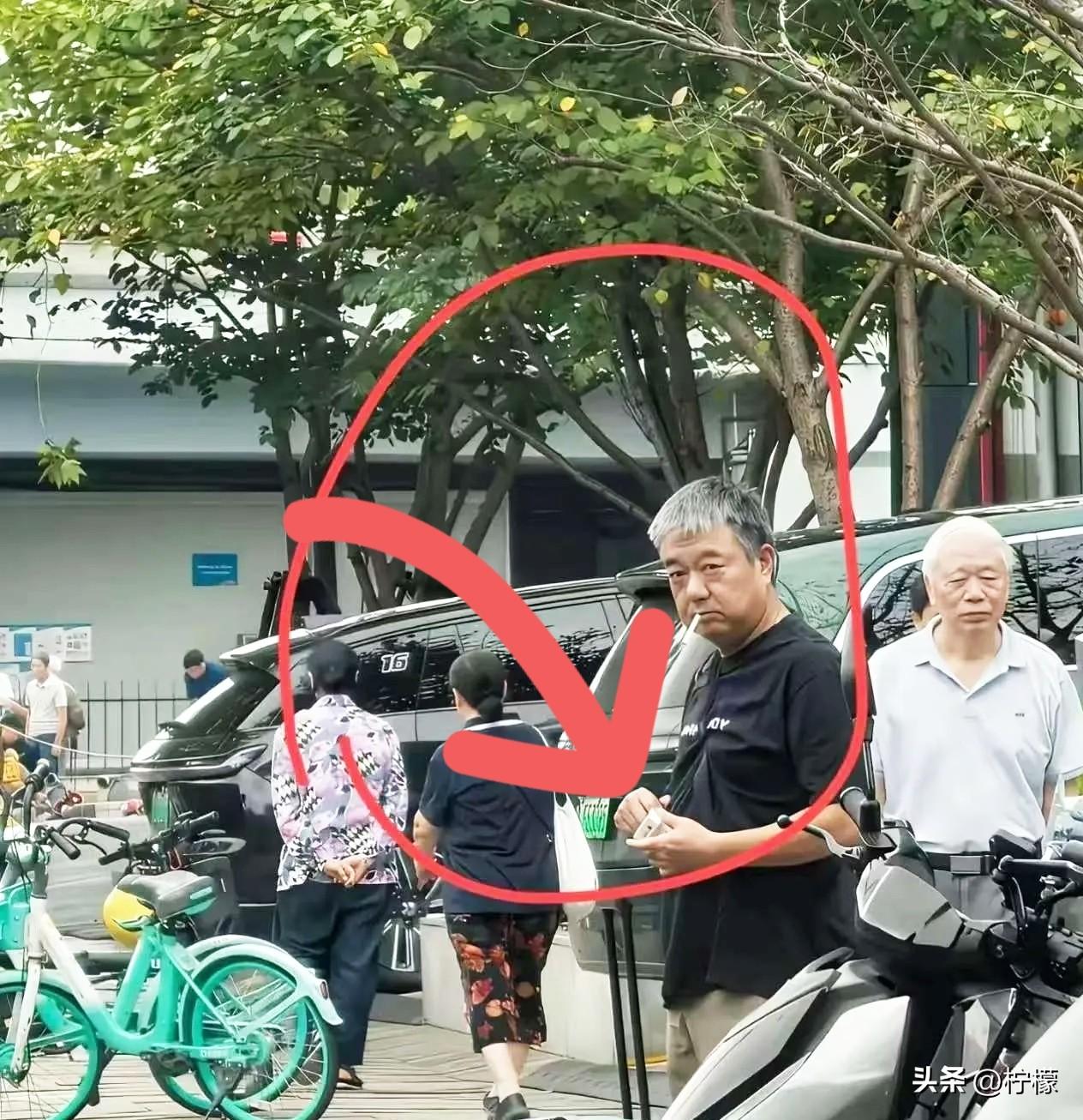 我的个老天爷呐！
我在杭州湖滨路步行街碰到了谁？看起来面容憔悴、皮肤黯淡，老了，