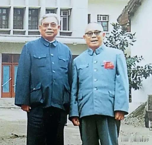 照片上的两位都是开国将军，湖北天门籍，这是1985年10月13日两位将军出席天门