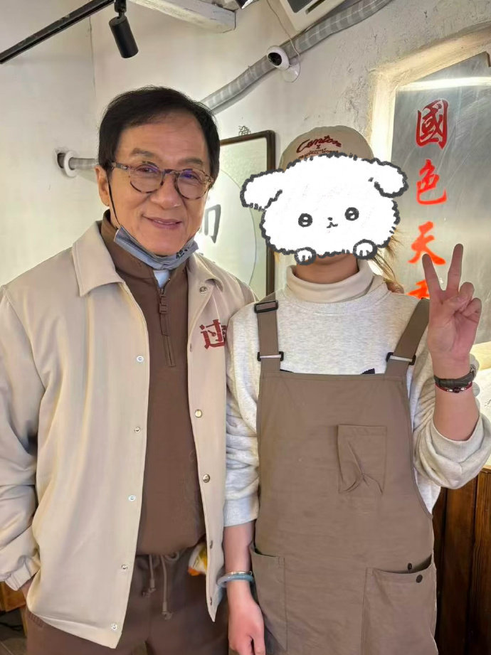 吃双皮奶偶遇成龙 这是什么神仙好运！网友在天津吃双皮奶时偶遇 大哥，随手解锁和巨