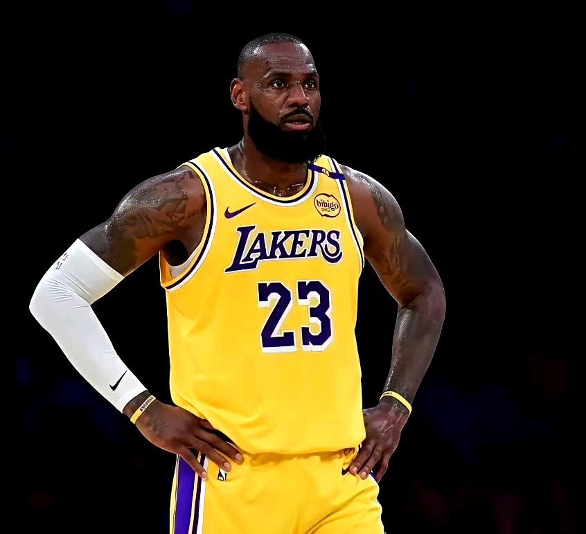 詹姆斯在挨骂榜上“一骑绝尘”，稳居榜首。詹姆斯以122568次挨骂高居第一，是第