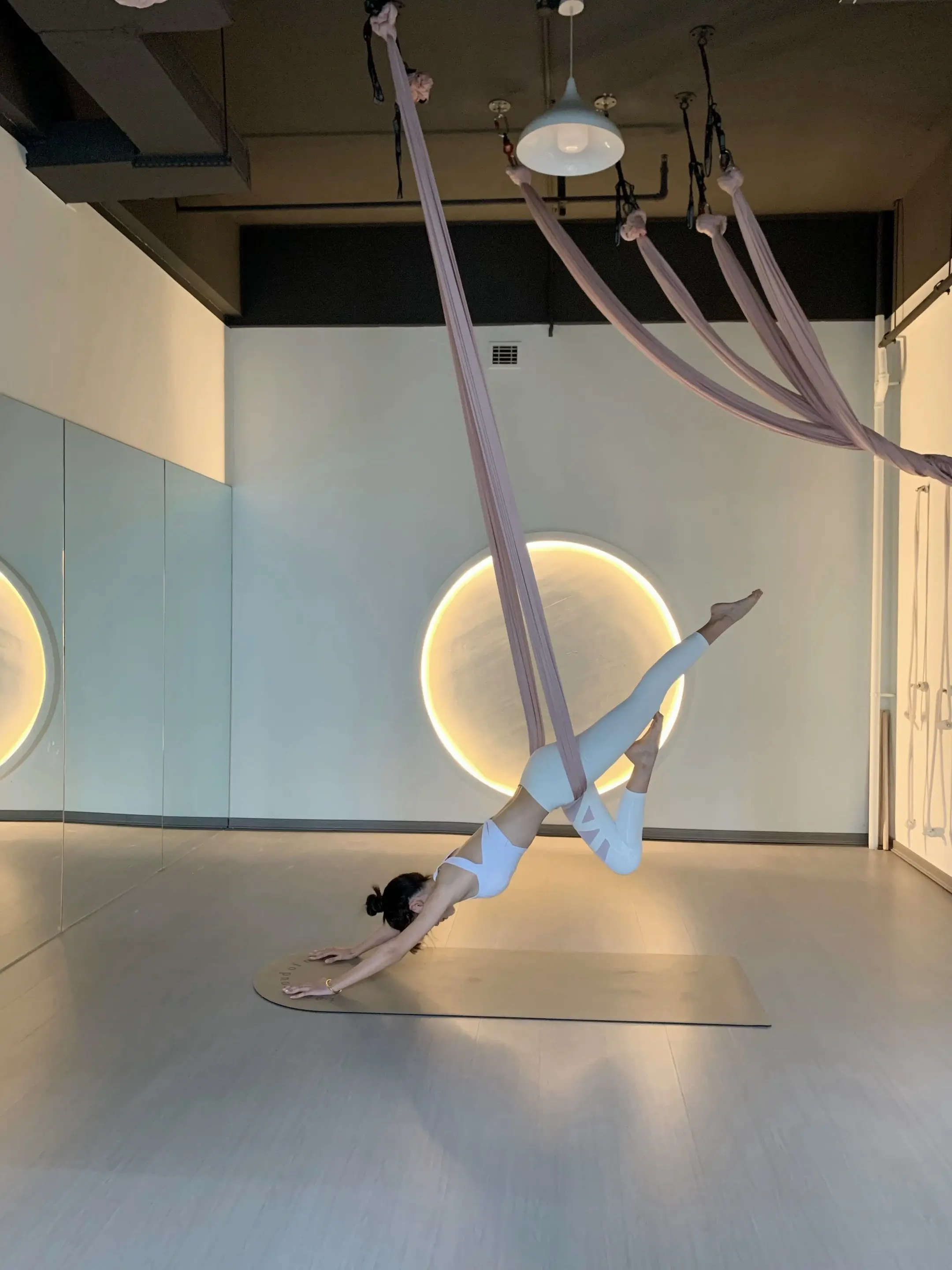 仿佛你只需静静看我一眼 就能够解读我爱你这弱点