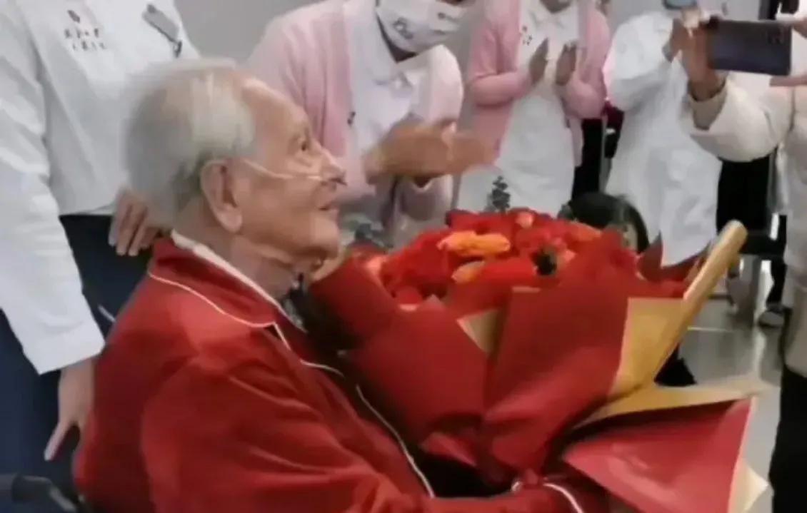 我国核潜艇之父黄旭华老同志100岁了，我们祝老爷子健康快乐！照片应该是前段时间拍