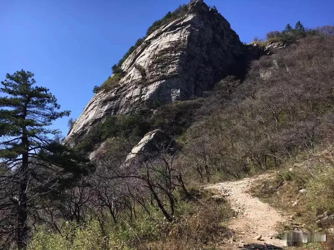 【七绝•弹指一挥十个秋】
弹指一挥十个秋，风华正茂去难留。
而今再看夕阳下，春夏