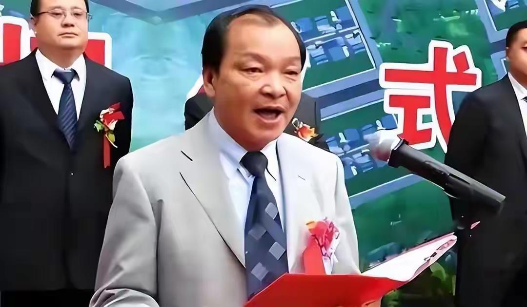 中国稀土界曾有对父子相当“出名”。上世纪七十年代末，蒋泉龙带三千块回老家开厂，盯