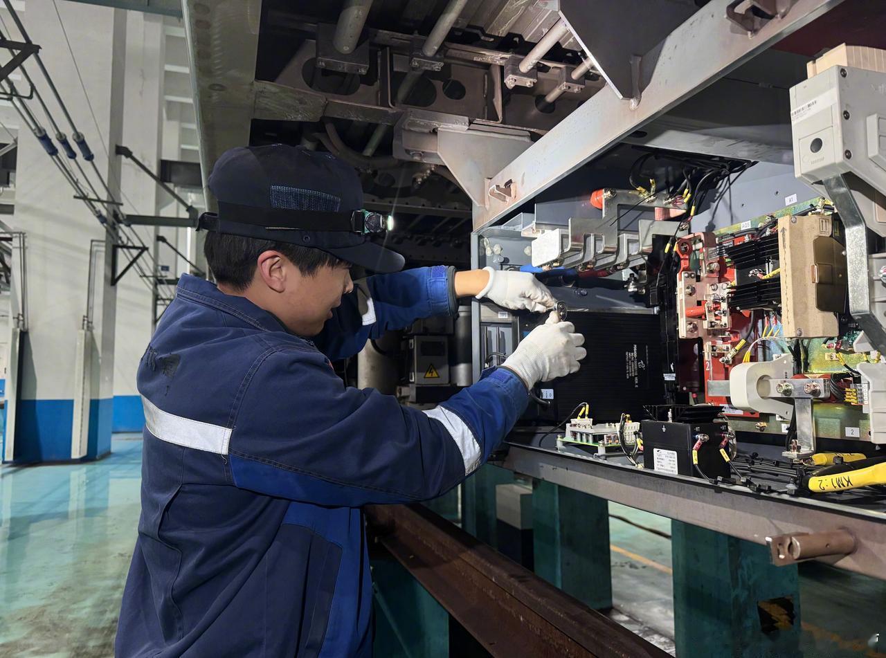 节日期间，津轨车辆检修人坚守岗位、步履不停。他们紧盯列车关键部件，细致开展巡检、