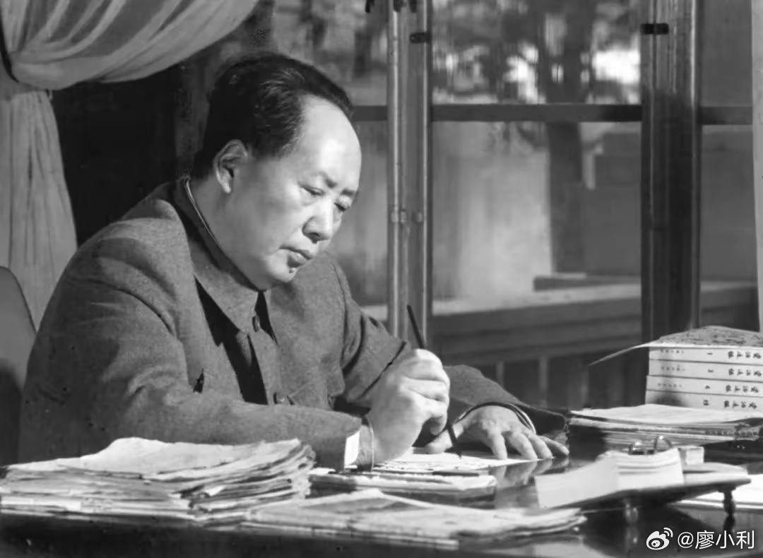 【重温毛主席对美斗争的三个论断 】1、美帝国主义和一切反动派都是纸老虎！2、美帝