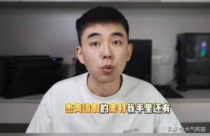 果然被猜到了，耿同学透露背后真是有个“团队”，他真的不是一个人！
耿同学在接受专