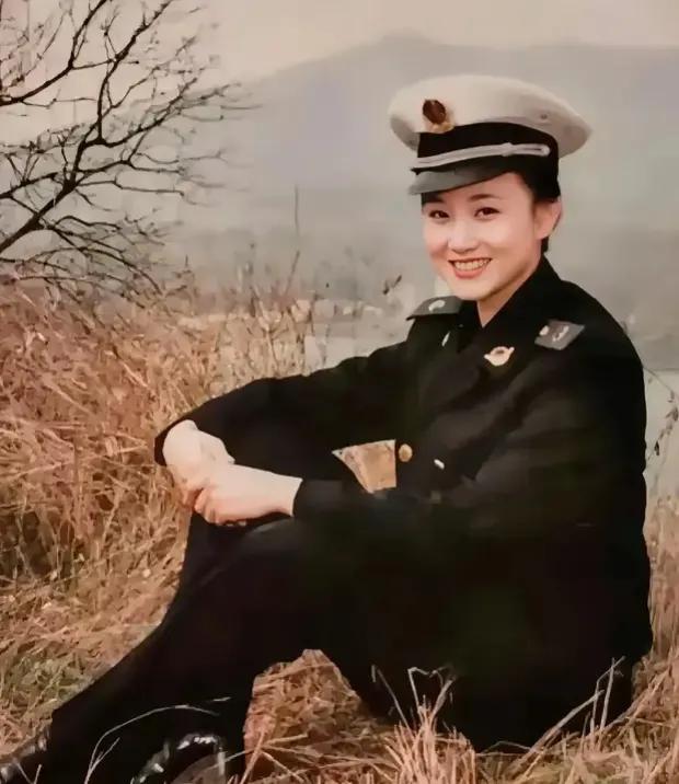 大家仔细看，这位穿海军军装，青春靓丽的女兵，笑容如春风拂面，声音也是像百灵鸟一样