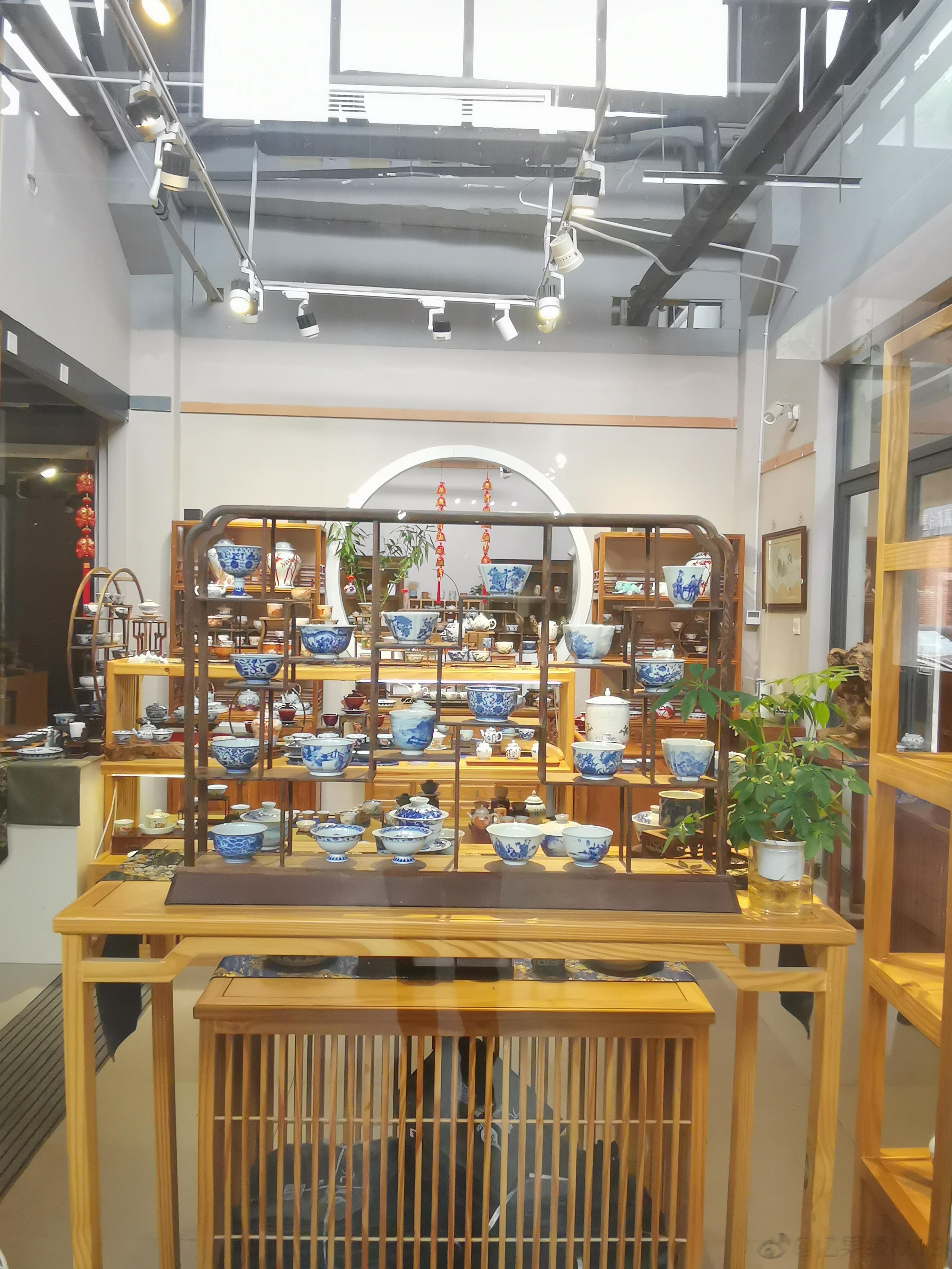 身体7种异常信号，可能是肝出问题了1. 脸色黑肝脏受损，黑色素代谢异常、沉积在脸