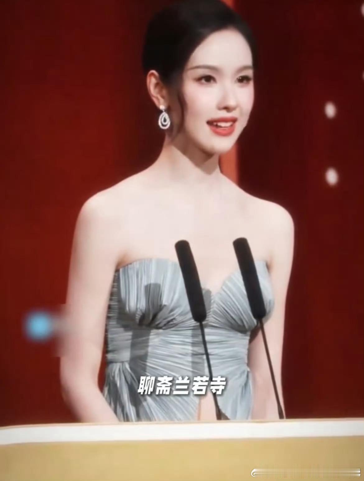 形容她是书法系美人的人太有眼光！古典韵味藏于举手投足，书卷气溢于言表，瘦金体式的