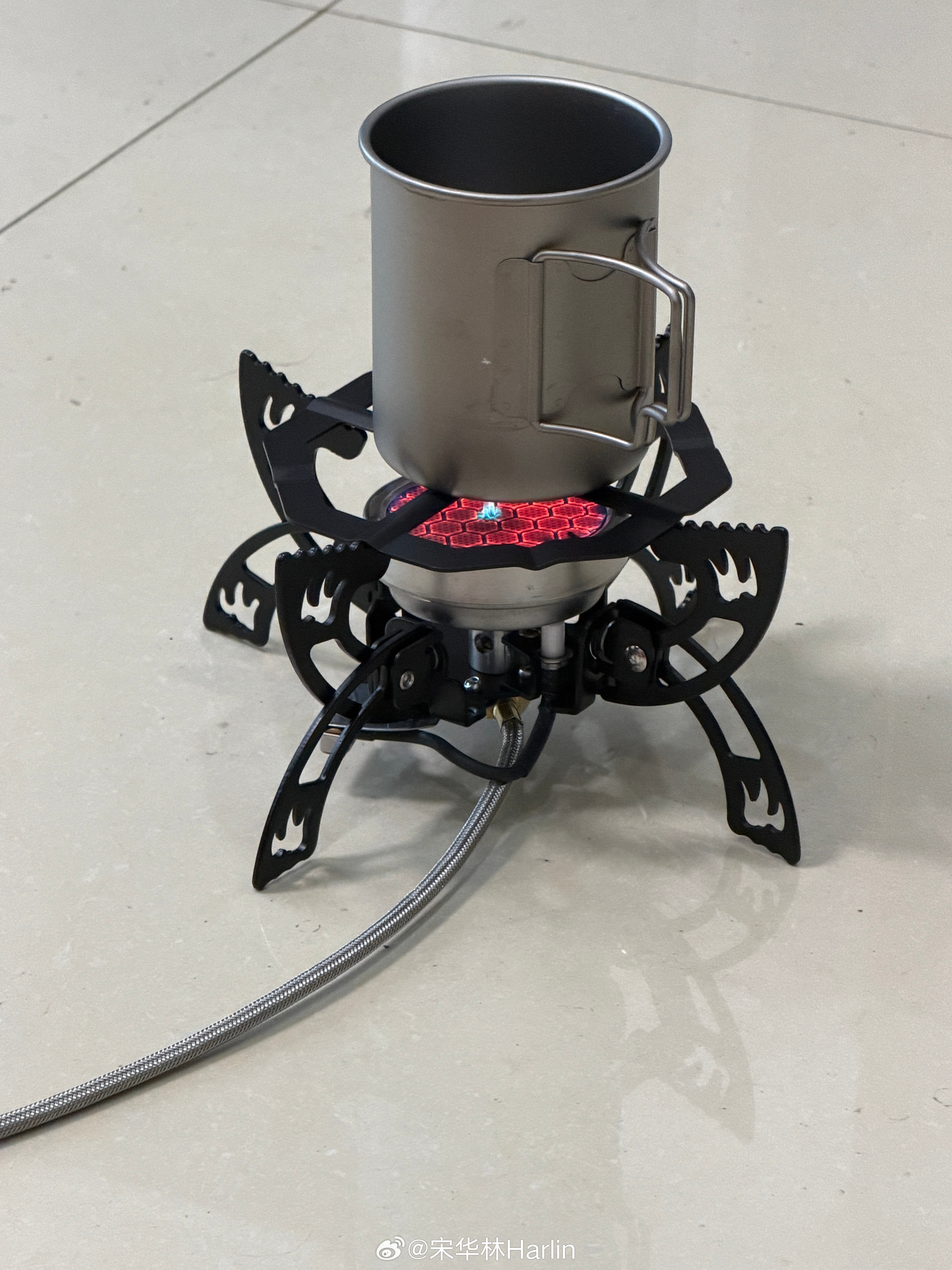 露营用的分体式卡式炉和钛杯，效果不错