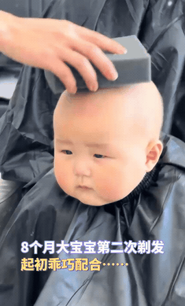 江苏溧阳，理发师给宝宝剪了个光头，圆溜溜的，还天庭饱满，爸爸原以为他很享受，结果
