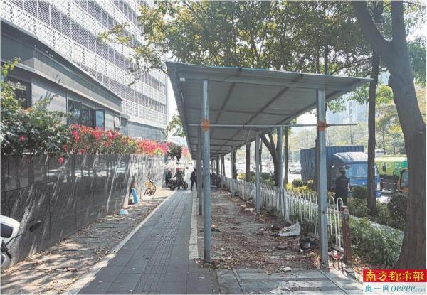 部门联合整治 半天拖移“僵尸车”上百台