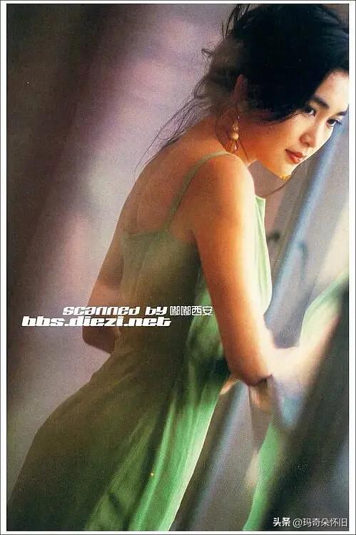 🌟港风美人温碧霞
浅绿吊带裙，
松松挽起的黑发，
回眸时眼波里藏着柔光。

没