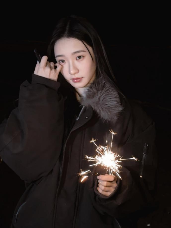 张艺凡美成大头贴张艺凡美成大头贴！海边夜色里的张艺凡真是暗夜精灵本灵！仙女棒一点