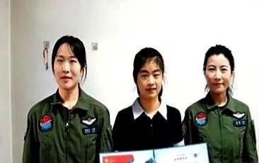 “光宗耀祖了！”女孩听见敲门，以为是录取通知书到了，打开门却看到两位空军女飞行员