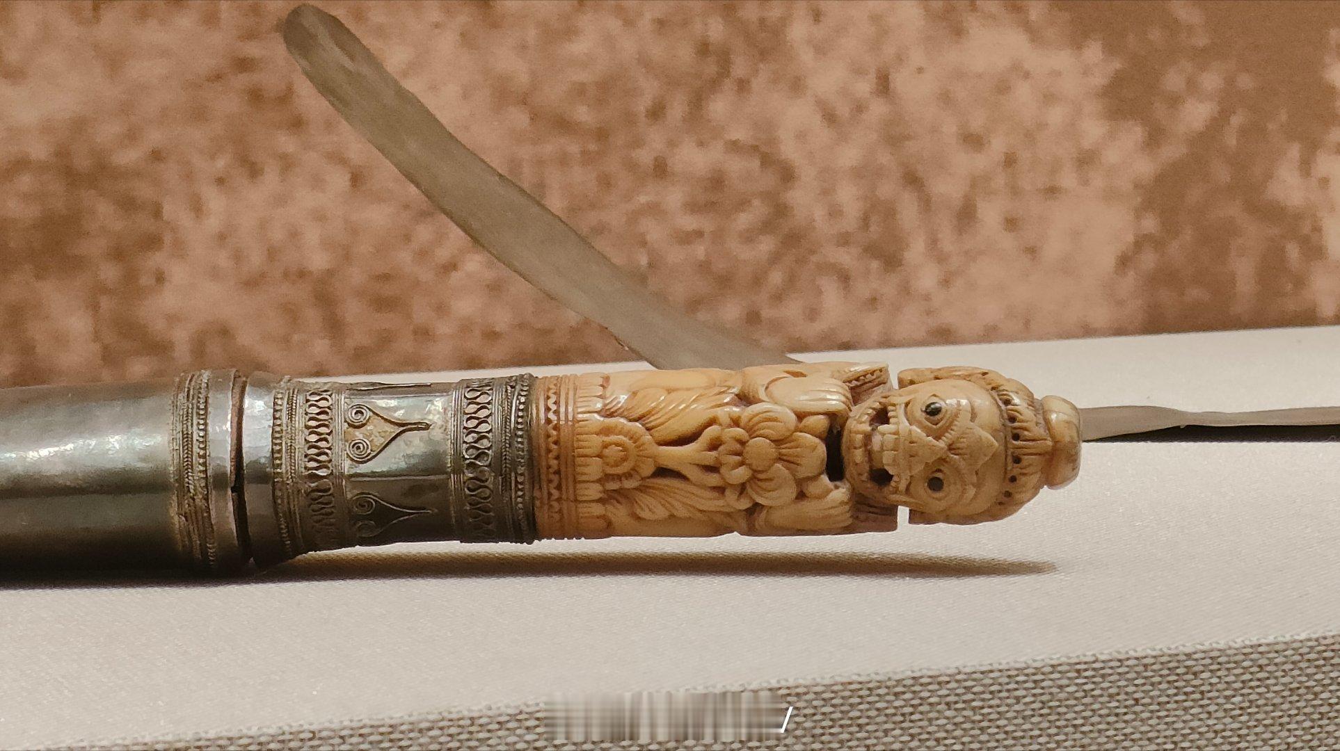 傣族骨神象柄银鞘錾花铁刀，近现代，西双版纳民族博物馆藏。历史知识 这把刀我没查到