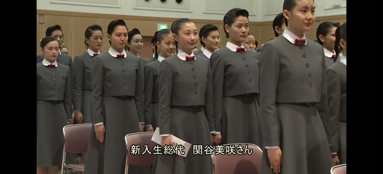某国宝冢歌剧团，被誉为殿堂级歌剧团，团员全部为未婚女性。
在曲目演出中，剧中人物