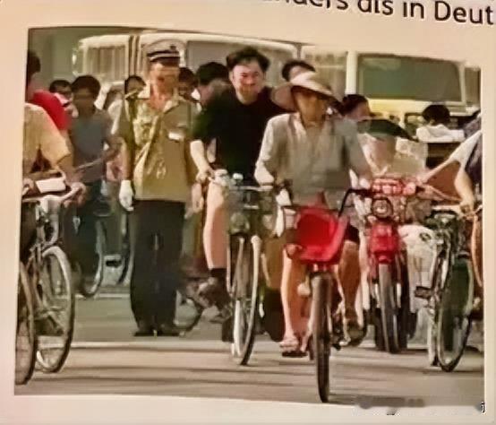 德国小学课本采用的主流教科书，介绍中国的部分素材和配图均来自上世纪八九十年代的中