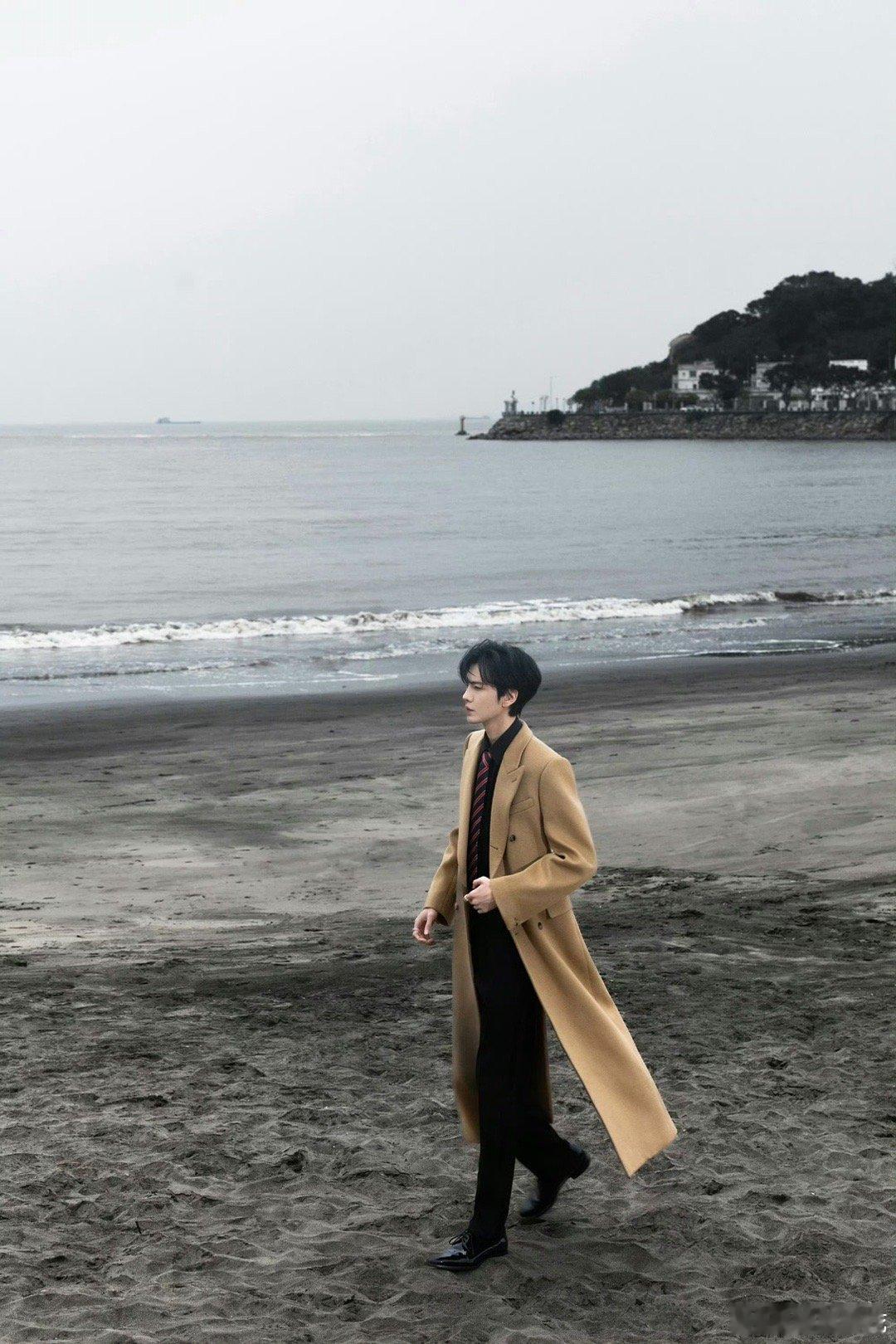 毕雯珺帅得我有心事了 浅棕大衣穿得高级又不刻意，黑衬衫条纹领带细节在线，海边的他