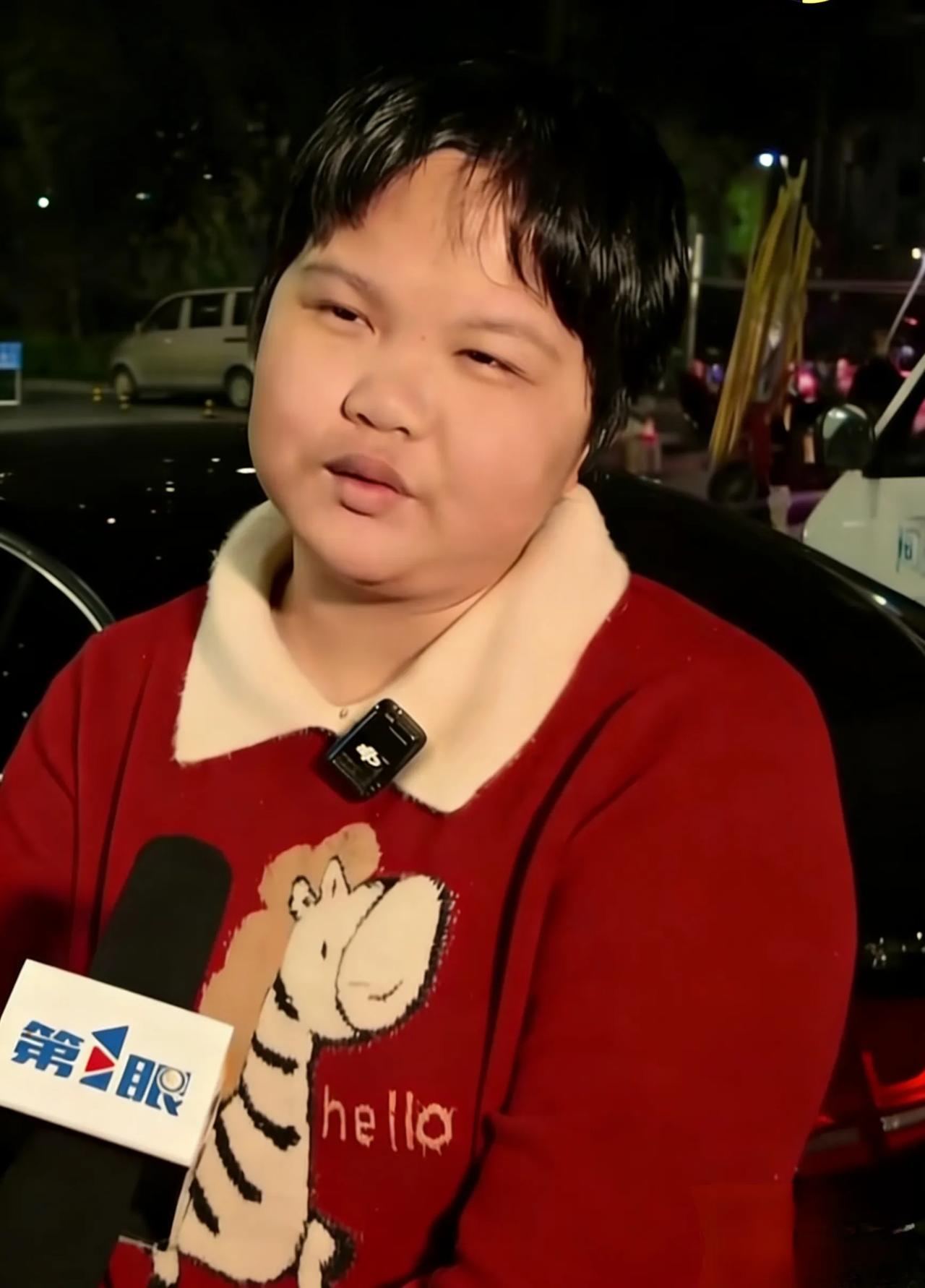 地铁女孩强忍不适擦净污渍，她凭什么一夜筹30万？
3月23日下午1点17分，重庆