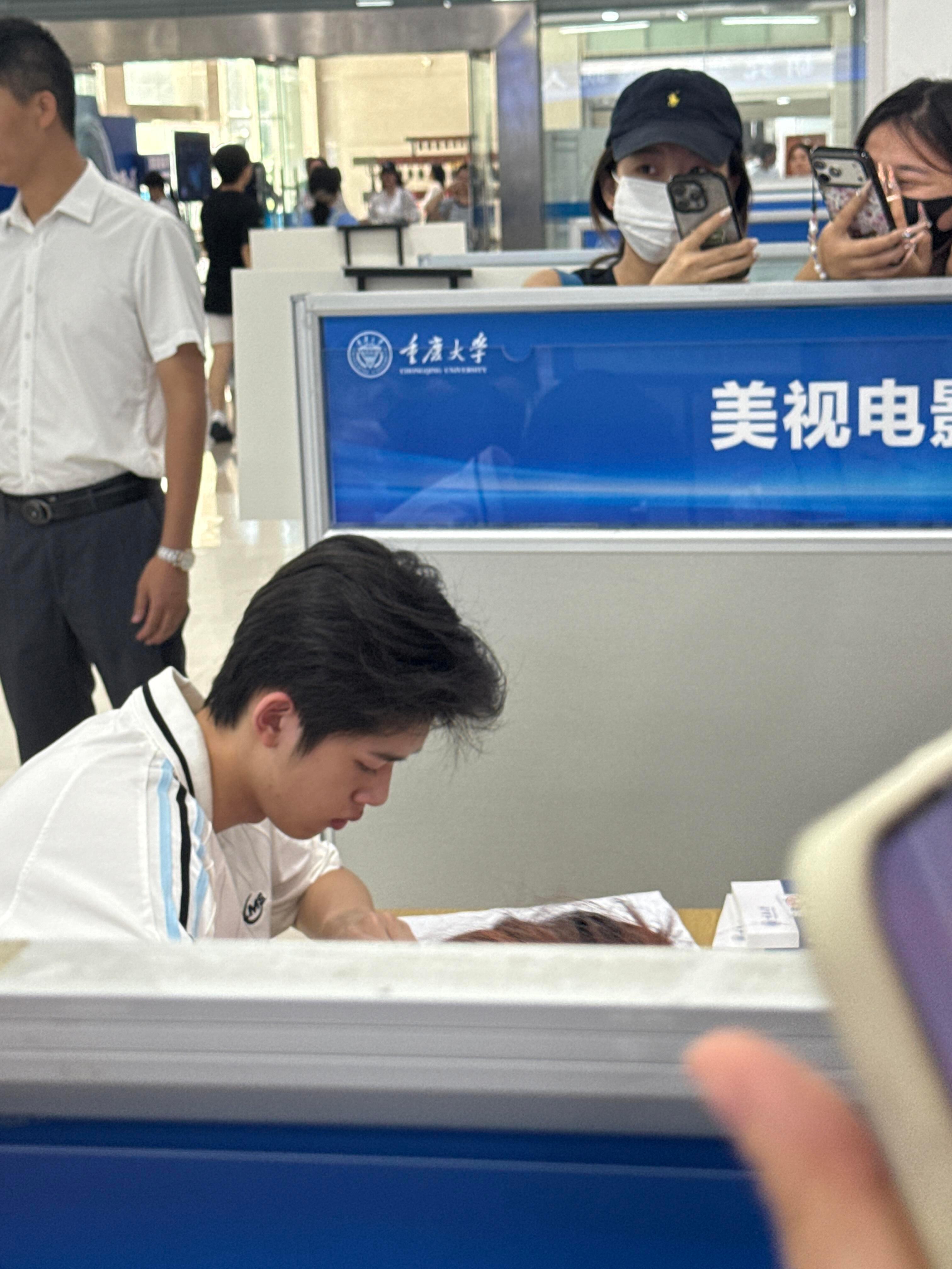 官俊臣重庆大学报到，正式成为大学生了，好优秀啊[爱慕] ​​​