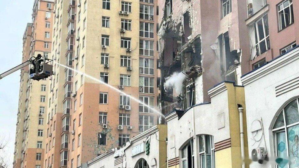 凤凰新闻【美乌见面前，俄“匕首”空袭基辅】新华社北京12月28日电俄罗斯27日凌