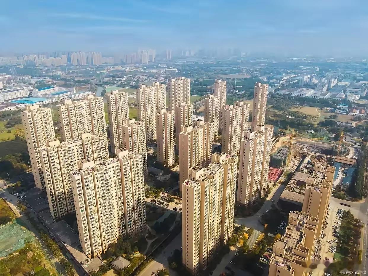 三年时间，东大楼市蒸发超100万亿，但人民币未贬值反而升值。国家最大财富蓄水池漏