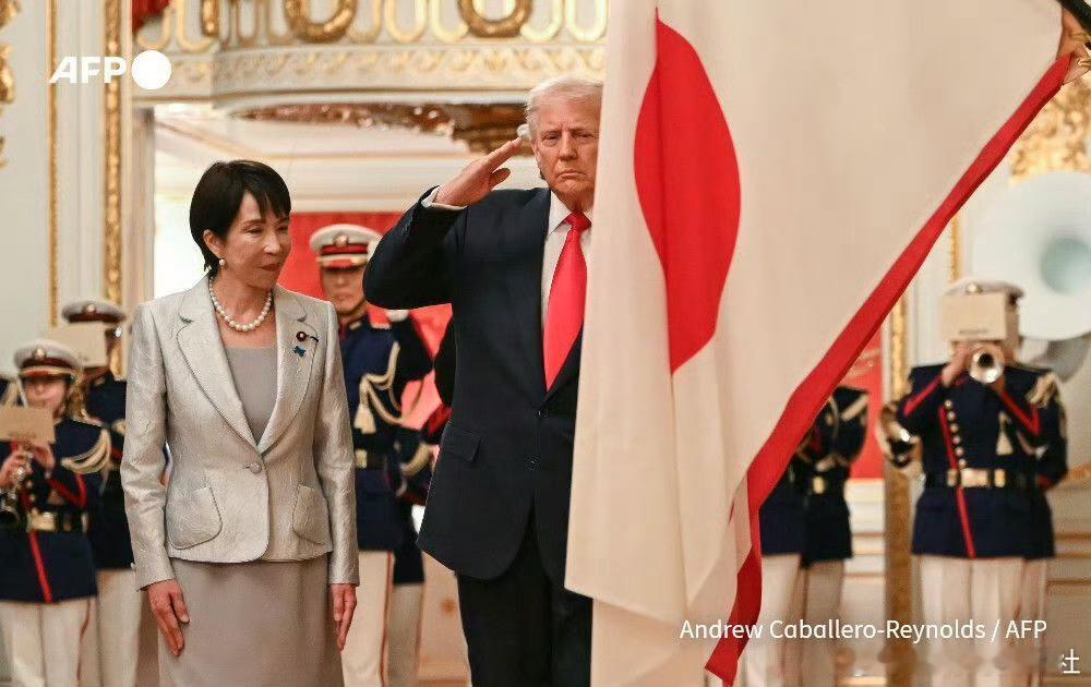 还是法新社会玩，特朗普这次终究还是弄成了向日本国旗敬礼 ​​​