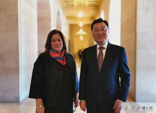 你怎么看待此次访华美国商界代表随行 
此次美国总统特朗普访华，马斯克、库克、黄仁