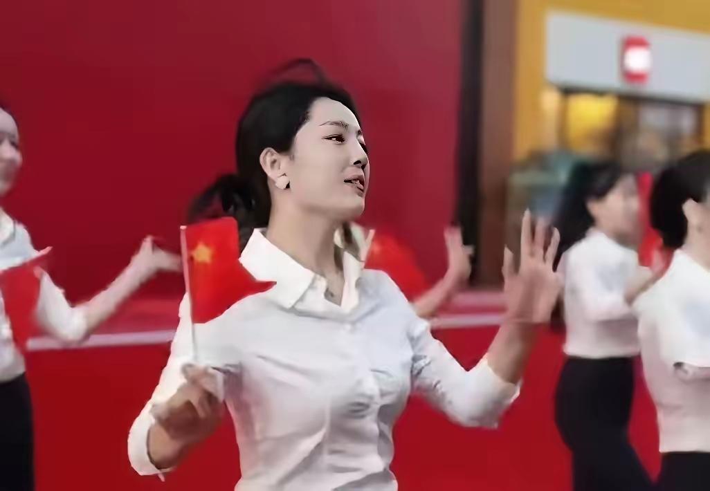 秦主任火了！

2026年国庆前夕，一段文艺汇演舞蹈视频突然在各大平台刷屏。视频