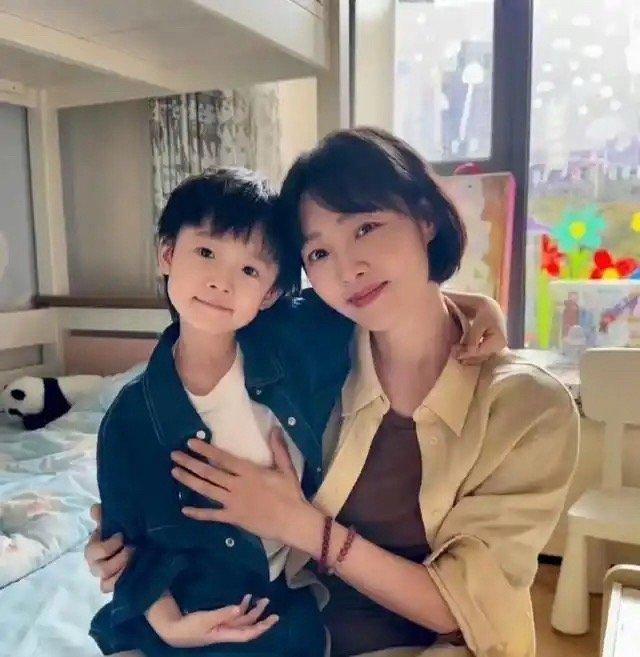 看到热搜恍惚了一下，记忆里还是被妈妈牵着手的“小元宝”，怎么一眨眼就成年了？  