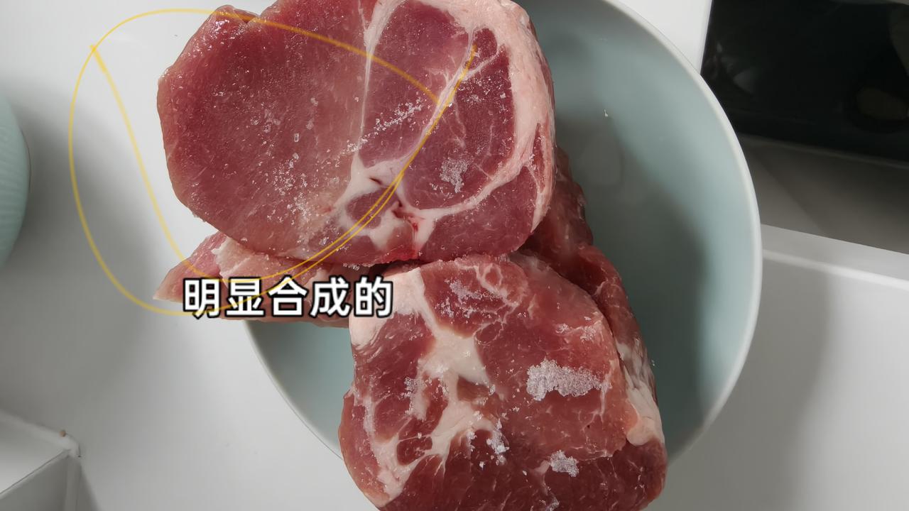 我昨天买了块梅花肉，打开一看，感觉不像是原切肉，倒像是合成的。拿出来准备做菜时，