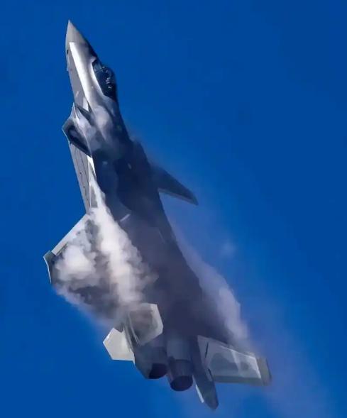 任何一个国家的四代机都可以击落中国的五代机歼20，而美国不但找到了歼20的弱点，