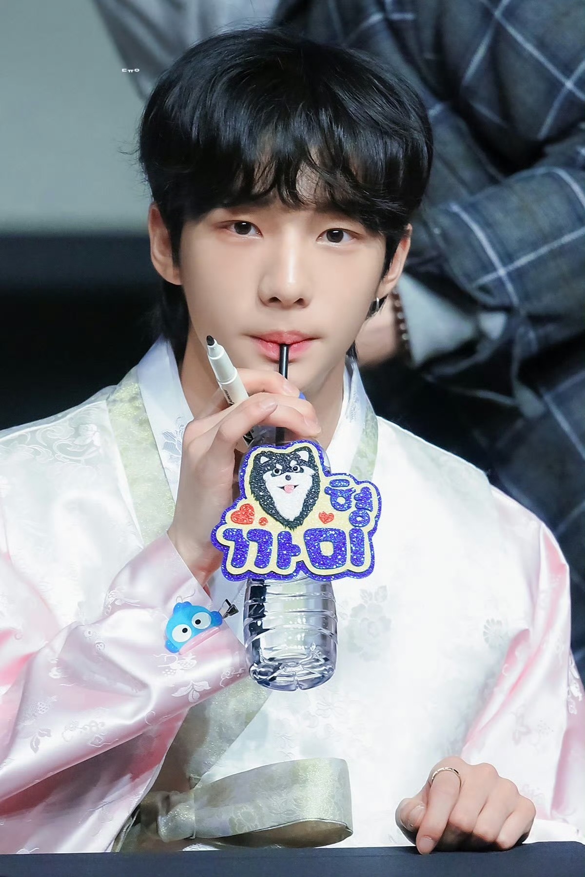 今天各家站姐发的黄铉辰出道早期图，简直太萌了！愚人节站姐团建