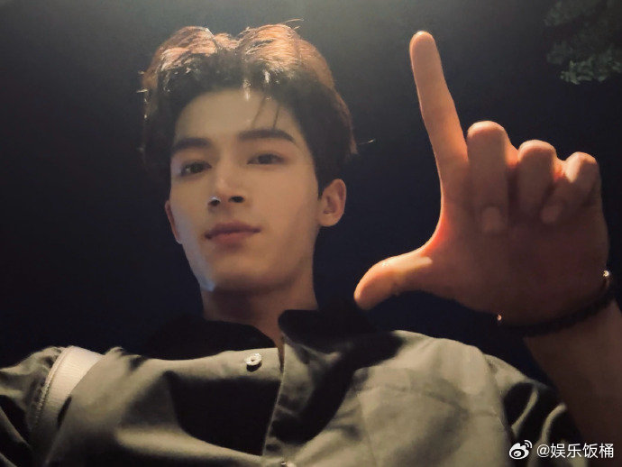 王星越下班打卡比LOVE王星越手比LOVE王星越你真的好会啊，下班打卡还比手势L