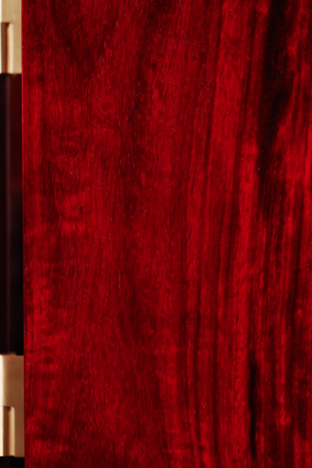 小叶紫檀 | 提箱取材紫檀老料，质地透润，整器榫卯精工，工艺考究，提梁趁手，内设