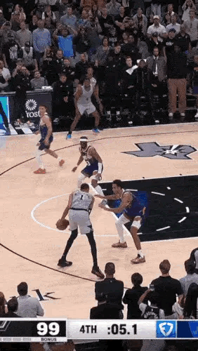 文班亚马绝杀太阳队这一刻，球迷真心感受到了太阳队的无奈。
太阳队的伊格达罗身高2